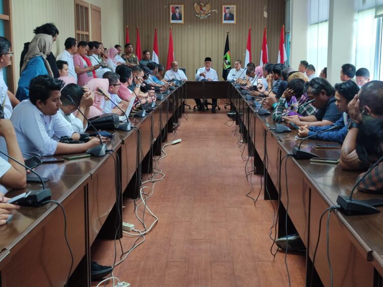 Warga Air Bangis Bantah Lakukan Audiensi dengan Gubernur Sumbar, Sebut Massa Tandingan 1 Gubernur Sumbar menerima perwakilan dari warga dan mahasiswa Air Bangis Pasbar di Aula Kantor Gubernur Sumbar, Rabu (2/8/2023). (Foto: Dok. Istimewa)