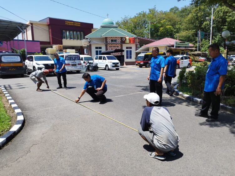 Personel Ditlantas Polda Sumbar dan Satlantas Polresta Padang mengubah jalur sirkuit praktik SIM C. (Foto: Dok. Istimewa)
