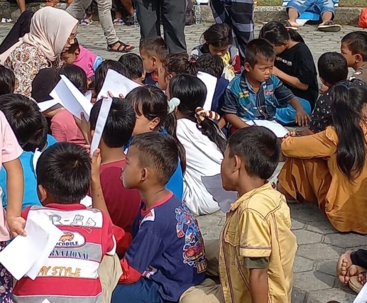 Hilangkan Kejenuhan Anak-anak Pendemo Air Bangis, Pemko Padang Terjunkan Psikolog 1 Anak-anak para pendemo dari Air Bangis, Pasbar mendapatkan bimbingan permainan dari psikolog yang diturunkan Pemko Padang. (Foto: Dok. Istimewa)