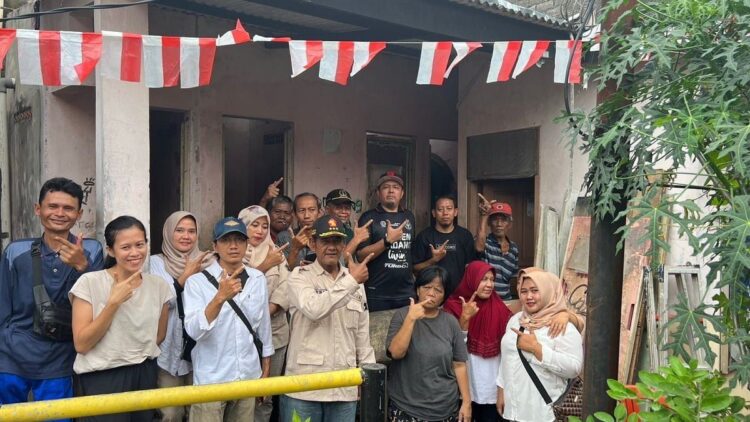 Politisi Partai Gerindra yang juga Bacaleg DPRD DKI Jakarta Dapil 5 Braditi Moulevey bersama warga RT 001 Duren Sawit memperbaiki MCK. (Foto: Dok. Istimewa)