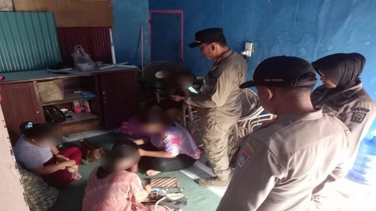 Satpol PP Amankan 5 Perempuan Terapis Pijat Plus-plus di Padang 1 Sejumlah perempuan diamankan di panti pijat di kawasan Bandar Purus, Kota Padang. (Foto: Dok. Satpol PP Padang)