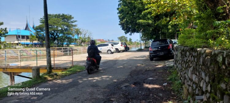 Dermaga Dragonboat di Padang Disulap jadi Tempat Parkir, Kadispora Kaget! 1 Mulai siang hari Dermaga Dragon Boat di Bandar Bekali ramai parkir kendaraan roda empat. (Foto: Dok. Heru Iriawan/Radarsumbar.com)