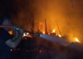 Dua Rumah Kayu di Pessel Terbakar, 1 Orang Alami Luka Bakar