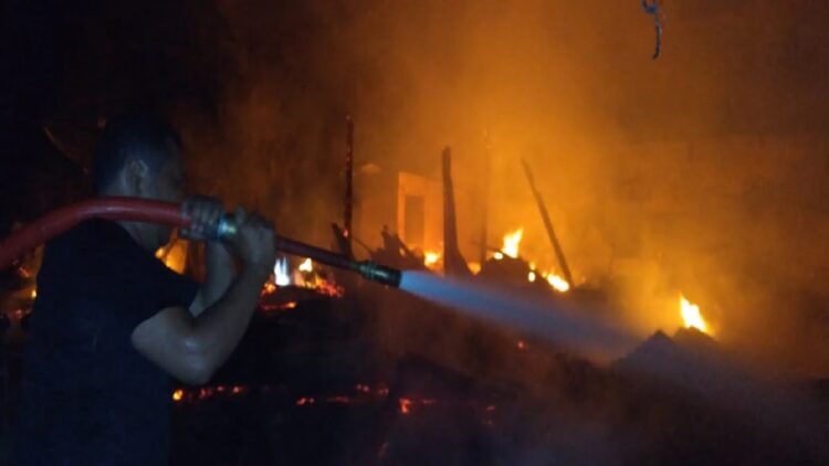 Kebakaran di kawasan Kambang, Kecamatan Lengayang pada Senin (14/8/2023) dini hari. (Foto: Dok. Damkar-Satpol PP Pessel)