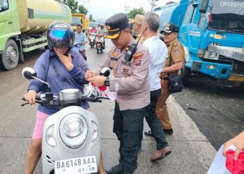 Meriahkan HUT RI, Polsek Lubukbegalung Bagi Ratusan Bendera ke Pengendara