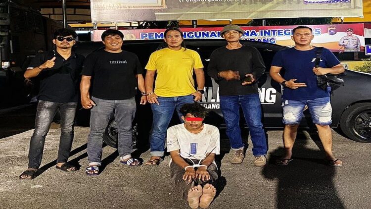 Tim Klewang Satreskrim Polresta Padang menangkap maling motor saat santai di warung. (Foto: Dok. Istimewa)