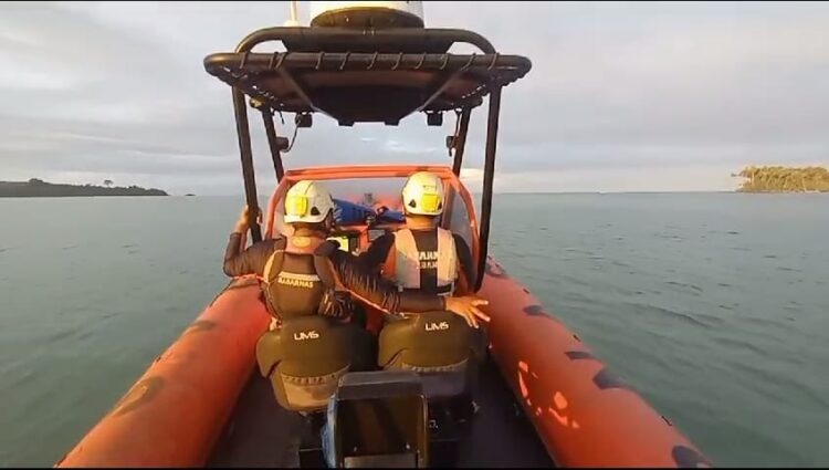 Kapal Mati Mesin, Belasan Nelayan Terkatung-katung di Perairan Airbangis Pasbar 1 Pencarian dan evakuasi kapal nelayan mati mesin di perairan Air Bangis. (Foto: Dok. Basarnas)