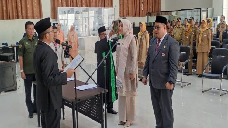 4 Kepala OPD Resmi Dilantik Wali Kota Padang, Ini Sosoknya 1 Pelantikan empat Kepala OPD Pemko Padang, Selasa (15/8/2023) siang. (Foto: Dok. Radarsumbar.com)