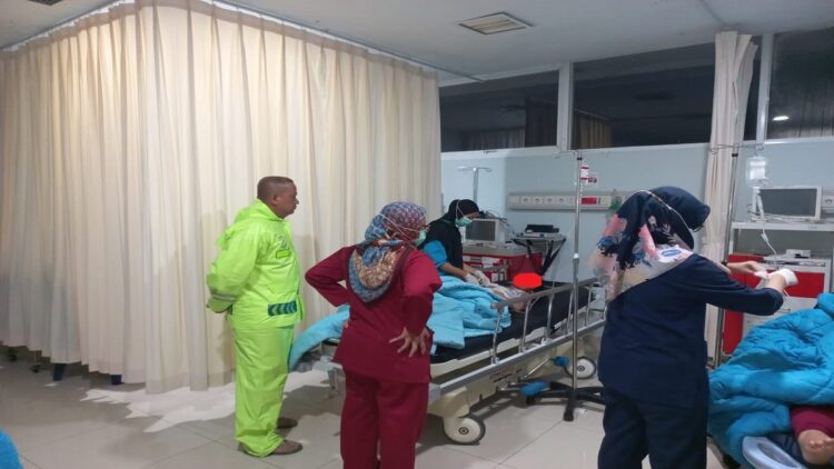 Sekeluarga korban tabrakan kereta api mendapatkan perawatan di Semen Padang Hospital, Padang. (Foto: Dok. Istimewa)