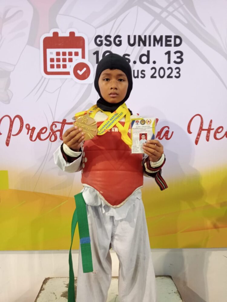Murid SD Negeri 10 Sungai Sapih Balaibaru Kuranji Kota Padang, 
Najwa Pratiwi Negeri meraih emas kejuaraan karate tingkat nasional. (Foto: Dok. Istimewa)