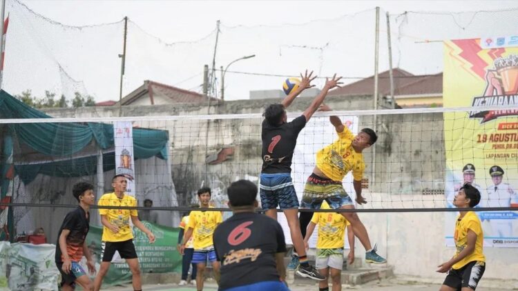 Menpora Sebut Kejuaraan Tarkam Dapat Munculkan Atlet Muda Potensial 1 Suasana pertandingan Kejuaraan Antarkampung (Tarkam) Kemenpora 2023 cabang olahraga bola voli di Lapangan VMC, Cirendeu, Tangerang Selatan, Minggu (20/8/2023). (ANTARA/HO/KEMEN)