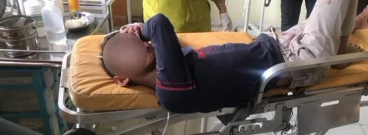 Sopir mobil Xenia mendapatkan perawatan usai menabrak tiang listrik hingga mobil terbalik. (Foto: Dok. Istimewa)