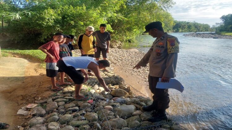 Polisi melakukan olah TKP penemuan bayi di Pessel. (Foto: Dok. Istimewa)