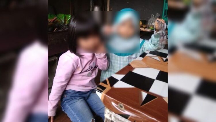 Ketemu Dua Bocah di Jalan, Warga Ini Posting di Medsos hingga Dijemput Orangtuanya 1 Kedua anak ini telah dijemput orangtunya usai informasi keberadaannya diposting ke medsos. (Foto: Dok. Istimewa)