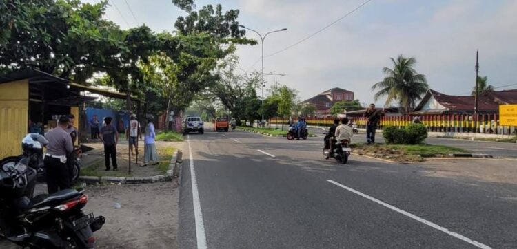 Polisi Ungkap Dua Mahasiswi jadi Korban Motor Masuk Kolong Bus di Lubukbuaya Padang 1 Unit Laka Lantas Polresta Padang melakukan olah TKP kecelakaan motor masuk ke kolong bus di kawasan Lubukbuaya. (Foto: Dok. Istimewa)