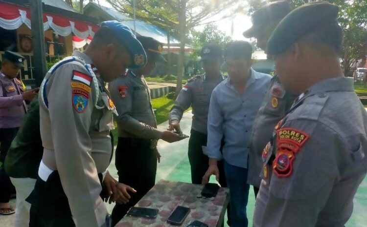 Polsek Sikakap, Mentawai melakukan pemeriksaan ponsel anggota dari praktik judi online. (Foto: Dok. Istimewa)