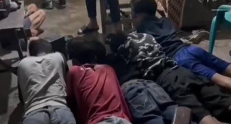 Sebuah Rumah di Padangpariaman Digerebek Polisi, 2 Sajam-9 Remaja Pelaku Tawuran Diamankan 1 Polres Padangpariaman mengamankan sejumlah remaja pelaku tawuran. (Foto: Dok. Istimewa)