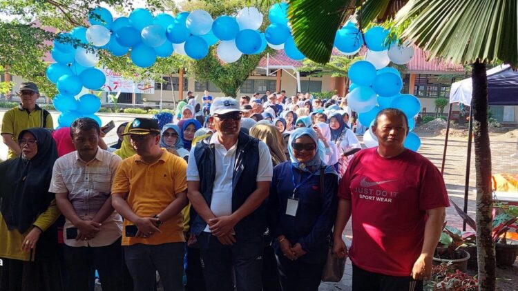 Alumni SMAN 8 Padang Angkatan 1987-2023 Gelar Reuni Akbar 1 Ketua umum Alumni SMAN 8 Padang Taufik Hafni melepas peserta jalan santai Reuni Akbar Alumni SMAN 8 Padang 1987-2023. (Foto: Dok. Istimewa)