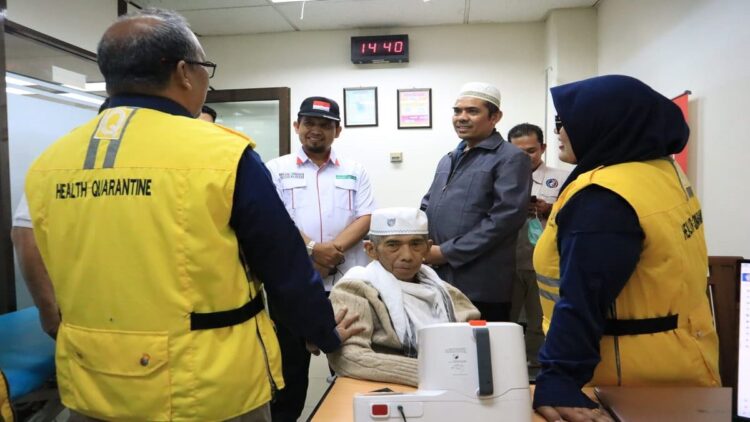 Sebulan Dirawat di Arab Saudi, Haji asal Limapuluh Kota Akhirnya Pulang ke Tanah Air 1 Petugas memeriksa kesehatan seorang haji Debarkasi Padang Sumatera Barat yang tergabung pada kelompok terbang (kloter) lima asal Kabupaten Limapuluh Kota. (ANTARA/HO-Humas Kemenag Sumbar).