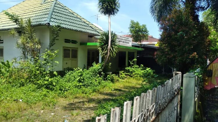Kondisi Eks Sekretariat DPP IKA Unand Memprihatinkan, Alumni: Sekarang Ramai oleh Rumput 1 Bangunan eks Sekretariat DPP IKA Unand yang sudah beralih fungsi dengan kondisi memprihatinkan. (Foto: Dok. Istimewa/Facebook: Isa Kurniawan)