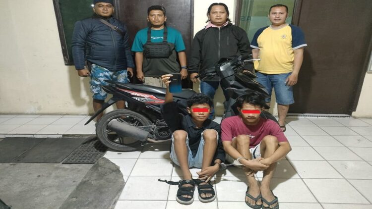 Dua Pelaku Pemerasan Diciduk Polisi di Padang, Seorang masih Bawah Umur 1 Polisi menangkap dua pelaku pemerasan di Padang. (Foto: Dok. Istimewa)