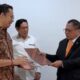 etua Umum DPP Gebu Minang Oesman Sapta Odang menyerahkan SK Sekjen Gebu Minang kepada Yuliandre Darwis, di Lantai 18, Gedung City Tower, Jakarta, Rabu (16/8/2023). (dok. Gebu Minang)