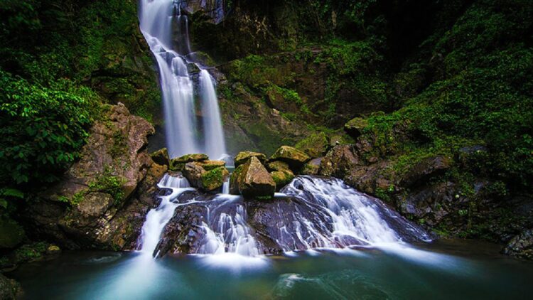 Weekend Nih! Ini Rekomendasi 10 Tempat Wisata di Sumbar yang Populer 1 Air Terjun Lubuk Hitam, wisata alam Padang yang tersembunyi. (Ndri – Shutterstock)