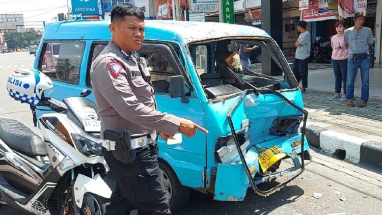 Sopir Mengantuk, Angkot Tabrak Mobil Parkir di Padang 1 Angkot tabrak mobil di Jalan Damar, Kecamatan Padang Barat, Padang. (dok. istimewa)