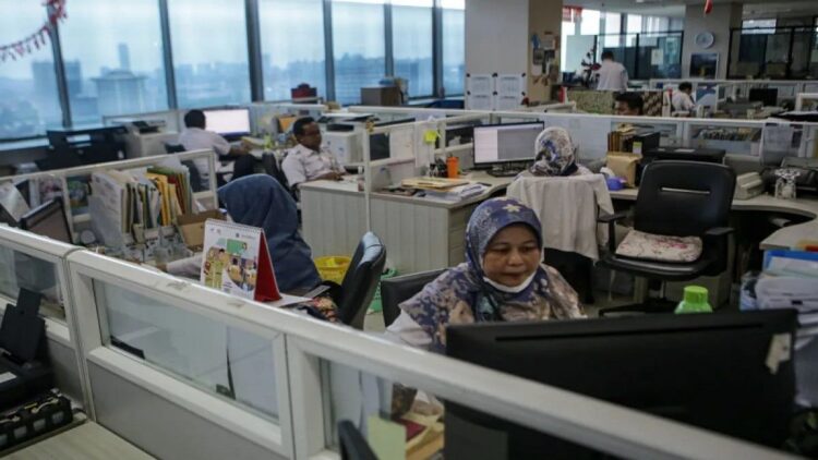 Kurangi Tingkat Polusi Udara, ASN Pemprov DKI Jakarta Bekerja dari Rumah 1 (ilustrasi) sejumlah Aparatur Sipil Negara (ASN) Pemprov DKI Jakarta bekerja pada hari pertama kerja di Balai Kota DKI Jakarta, Jakarta, Rabu (26/4/2023). ANTARA FOTO/Fauzan/foc. (ANTARA FOTO/FAUZAN)