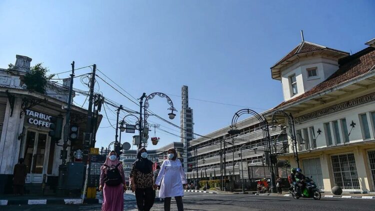 Warga memakai masker untuk menghindari dampak polusi udara saat berjalan melalui kawasan Braga di Bandung, Jawa Barat, Senin (21/8/2023). ANTARA FOTO/Raisan Al Farisi/aww/aa. (ANTARA FOTO/RAISAN AL FARISI)