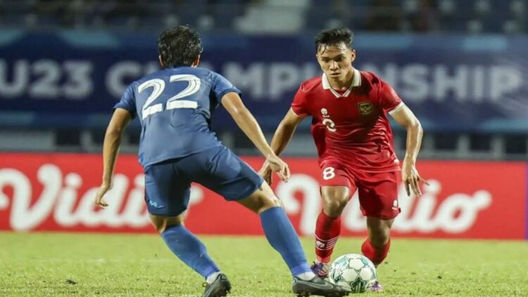Pesepak bola Timnas U-23 Indonesia Arkhan Fikri (kanan) berusaha melewati hadangan pesepak bola Timnas U-23 Thailand Kasidit Kalasin (kiri) dalam Semifinal Piala AFF U-23 2023 di Rayong Provincial Stadium, Thailand, Kamis (24/8/2023). Timnas U-23 Indonesia berhak melaju ke babak final usai menang dengan skor 3-1. ANTARA FOTO/HO-Humas PSSI/mrh/hp.