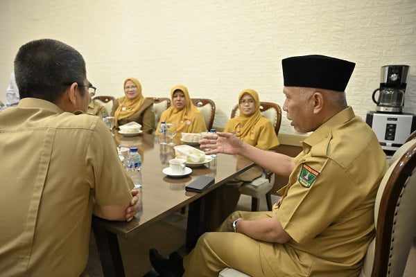 6 ASN di Sumbar Diklaim Berprestasi, Ini Daftar Nama dan Karyanya 1 6 ASN berprestasi bertemu Gubernur Sumbar pada Selasa (15/8/2023) siang. (Foto: Dok. Biro Adpim)