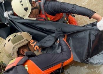 Evakuasi korban kedua yang sempat hilang usai mobil masuk ke dalam jurang. (Foto: Dok. Basarnas)