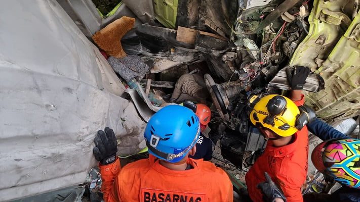 Truk Terguling dan Hantam Rumah Warga, Basarnas: Korban 2 Orang 1 Proses evakuasi korban terjepit truk di Padang. (Foto: Dok. Basarnas)