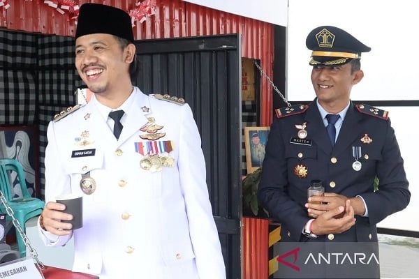 Wali Kota Bukittinggi Resmikan Pusat UMKM di Lapas 1 Wali Kota Bukittinggi, Erman Safar bersama Kalapas, Marten saat meninjau hasil produksi UMKM Warga Binaan Pemasyarakatan (WBP) Lapas Bukittinggi (Foto: Dok. Antara/Al Fatah)
