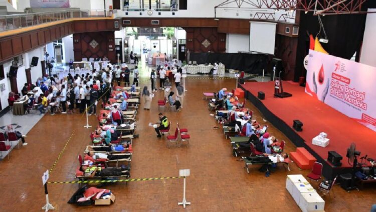 Donor darah HUT RI ke-78 di GSG Semen Padang. (dok. Humas)