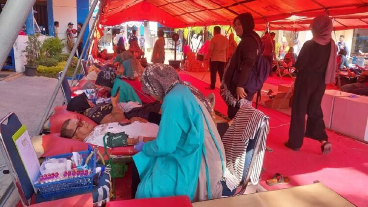 Melebihi Target, 386 Kantong Darah Terkumpul di HUT Kota Padang 1 Donor darah dalam rangka memeriahkan HUT Kota Padang. (dok. Diskominfotik Padang)