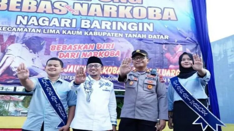 Nagari Baringin Ditetapkan jadi Kampung Bebas Narkoba, Ini Tujuan Pemkab Tanahdatar 1 Bupati Tanahdatar Eka Putra (dua dari kiri) dan Kapolres Tanahdatar AKBP Derry Indra foto bersama dengan duta anti narkoba Nagari Baringin (Antara/HO)