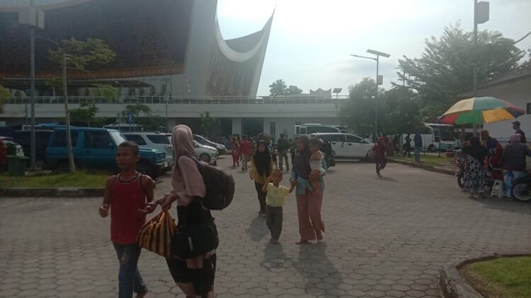 Situasi pemulangan warga Air Bangis yang bertahan di Masjid Raya Sumbar ke kampung halamannya. (Foto: Dok. Istimewa)