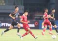 Gelandang Timnas U-17 Ji Da Bin saat memberikan operan kepada rekannya dalam laga ujicoba kontra Korea Selatan, Rabu malam. (dok. PSSI)