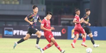 Gelandang Timnas U-17 Ji Da Bin saat memberikan operan kepada rekannya dalam laga ujicoba kontra Korea Selatan, Rabu malam. (dok. PSSI)