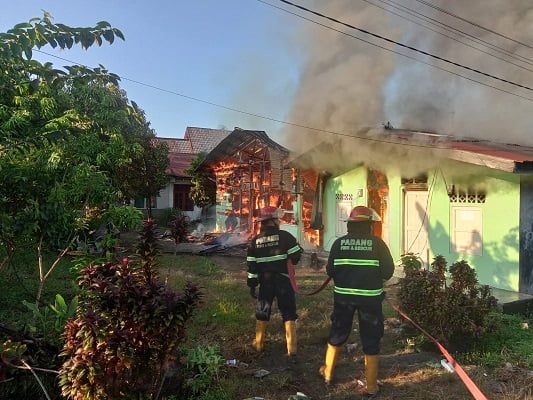 1 Rumah dan 4 Petak Kontrakan Hangus Terbakar di Padang, Kerugian Rp500 Juta 1 Kebakaran di kawasan Parupuk Tabing pada Sabtu (26/8/2023) pagi. (Foto: Dok. Dinas Damkar Padang)