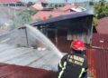 Kebakaran di Padang Sasar Kamar Rumah Warga, Damkar Kerahkan 5 Armada 5 Petugas Damkar Kota Padang memadamkan api di kawasan Padang Sarai. (dok. Damkar Padang)