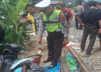 Kecelakaan kereta api di perlintasan tanpa plang pintu kawasan Banuaran, Kota Padang sebabkan seorang IRT meninggal. (dok. Radarsumbar)