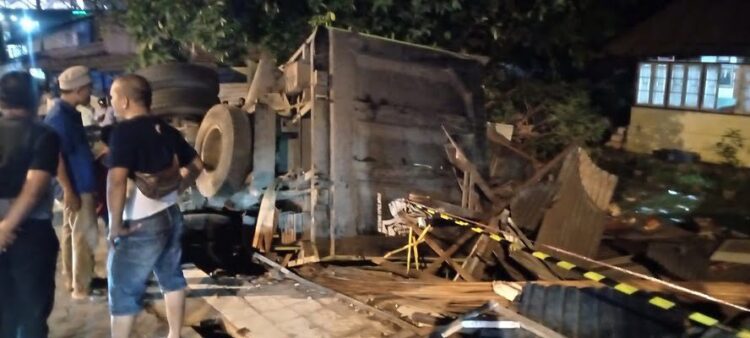 Situasi pasca kecelakaan truk di kawasan Indarung. (Foto: Dok. Polsek Lubuk Kilangan)