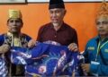 Lelang baju batik Gubernur Sumbar, Mahyeldi saat menghadiri kegiatan perantau yang tergabung ke dalam IKM Tasikmalaya. (Foto: Dok. Adpim)