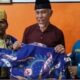 Lelang baju batik Gubernur Sumbar, Mahyeldi saat menghadiri kegiatan perantau yang tergabung ke dalam IKM Tasikmalaya. (Foto: Dok. Adpim)