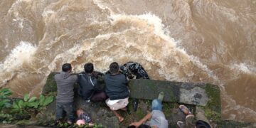 Seorang Pengemudi Hilang usai Mobilnya Terjun ke Jurang di Agam 8 Lokasi tempat mobil dan seorang warga terjun hingga hilang di kawasan Salareh Aia, Kecamatan Palembayan, Kabupaten Agam. (Foto: Dok. Basarnas)