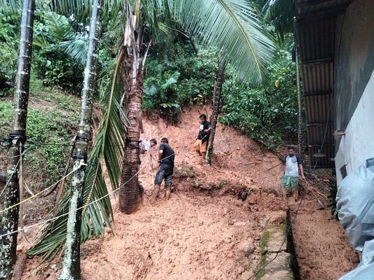 Hujan Deras di Padang akibatkan Pohon Tumbang dan Longsor Hantam Rumah Warga 1 Tanah longsor di kawasan Padang Selatan akibat hujan deras pada Jumat (25/8/2023) siang. (Foto: Dok. Istimewa)