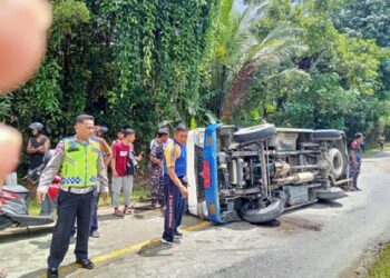 Kecelakaan bus pembawa rombongan pasukan pengibar bendera (Paskibar) di Kepulauan Mentawai terbalik. (Foto: Dok. Istimewa)